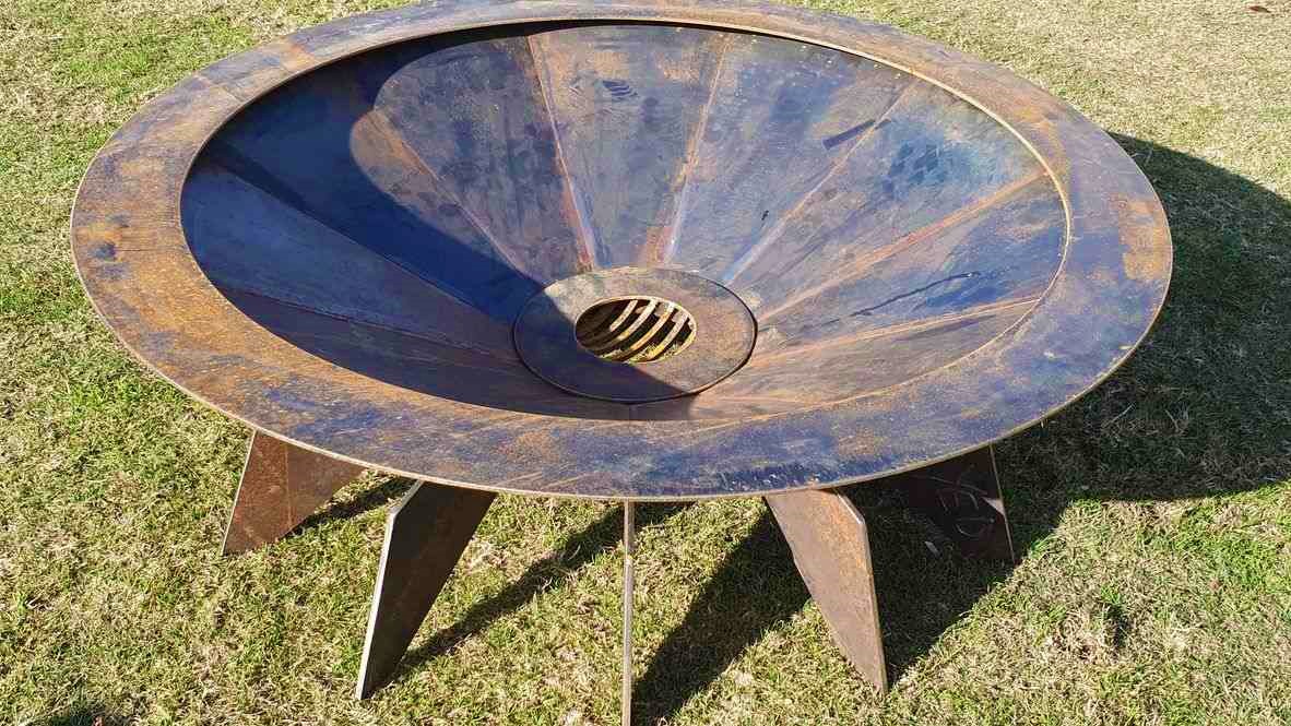 Medium-sized fire pit with sea-inspired shape