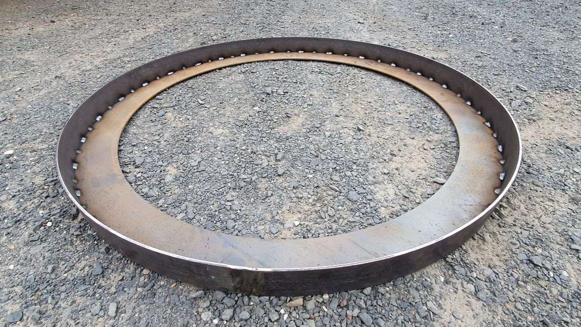 Circle base ring to fire pit for setting position and aesthetics. Some customers like to add this with pebbles at the bottom for a tidy decorative element which also keeps fire pit in its landscaped position.